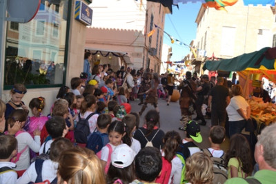 Els escolars comencen la festa amb un pa amb oli medieval