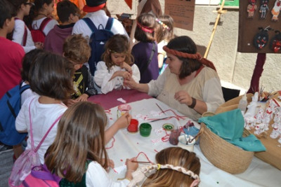 Els escolars comencen la festa amb un pa amb oli medieval