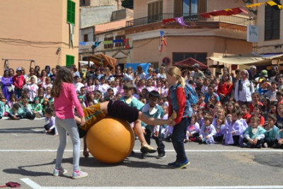 Els escolars comencen la festa amb un pa amb oli medieval