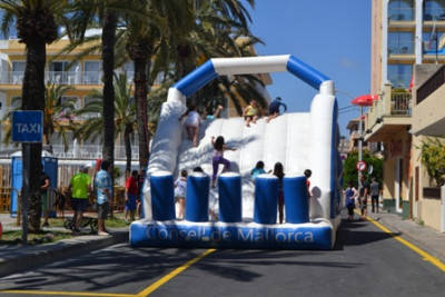 La plaça dels Pins s’omple d’esport i fruita