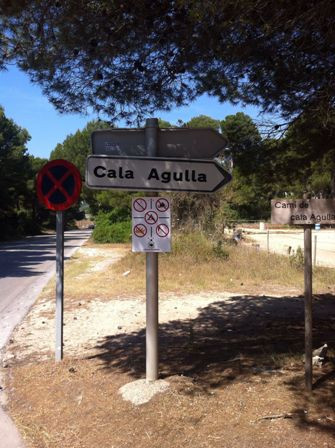 Medi Ambient assenyala els accessos a cala Agulla amb cartells informatius de prohibicions a la zona ANEI