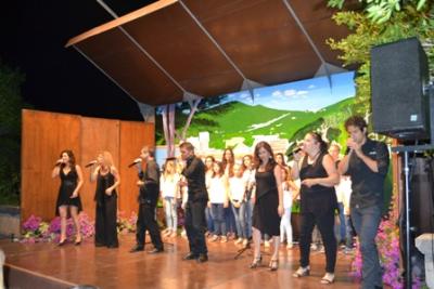 La coral de l’Escola de Música de Capdepera canta en directe amb ‘Cap Pela’ al concert a la llum de la lluna