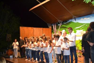 La coral de l’Escola de Música de Capdepera canta en directe amb ‘Cap Pela’ al concert a la llum de la lluna