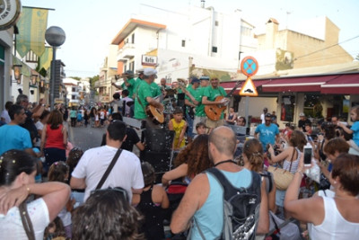 El tradicional cercavila omple els carrers de Cala Rajada
