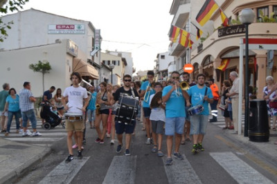 El tradicional cercavila omple els carrers de Cala Rajada