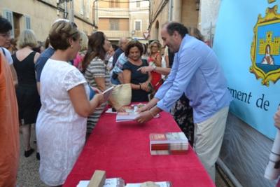 L’Arxiu Municipal presenta la versió en anglès i en alemany del llibre ‘El temps s’esmicola’