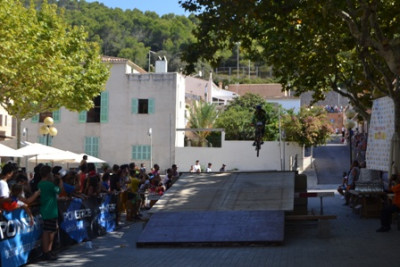 Els salts de BTT omplen de curiosos la plaça de l’Orient