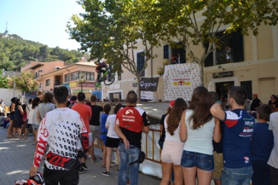 Els salts de BTT omplen de curiosos la plaça de l’Orient
