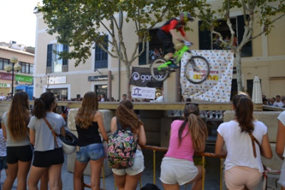 Els salts de BTT omplen de curiosos la plaça de l’Orient