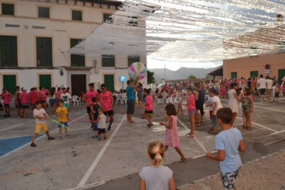 La plaça del Sitjar s’omple de rosa per celebrar el primer ‘tardeo gabellí’