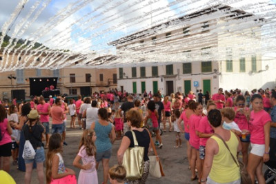 La plaça del Sitjar s’omple de rosa per celebrar el primer ‘tardeo gabellí’