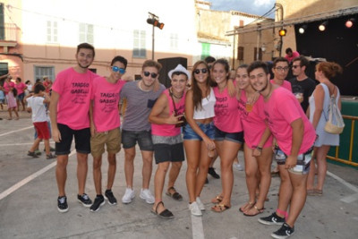 La plaça del Sitjar s’omple de rosa per celebrar el primer ‘tardeo gabellí’