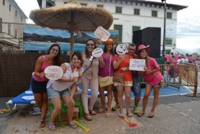 La plaça del Sitjar s’omple de rosa per celebrar el primer ‘tardeo gabellí’