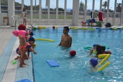 Els nins i nines de les escoletes municipals es fiquen a la piscina