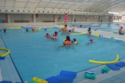Els nins i nines de les escoletes municipals es fiquen a la piscina