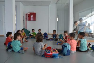 Els nins i nines de les escoletes municipals es fiquen a la piscina