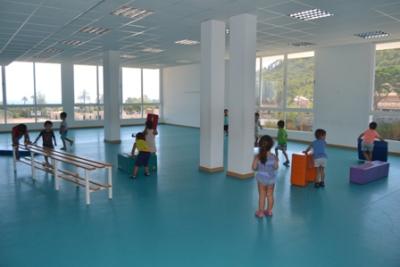 Els nins i nines de les escoletes municipals es fiquen a la piscina