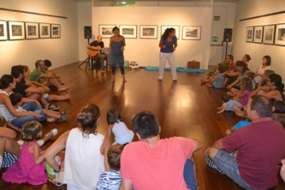 Grans i petits canten i ballen amb ‘Moixonies per créixer’