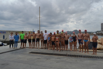 Xisco Gayà i Atila Prats, campions de la IV Travessa nedant del moll a Son Moll 