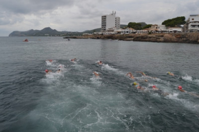 Xisco Gayà i Atila Prats, campions de la IV Travessa nedant del moll a Son Moll 
