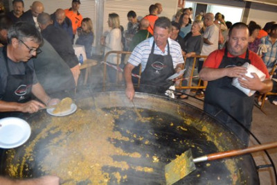 El moll s’omple de gent per tastar la paella dels mariners