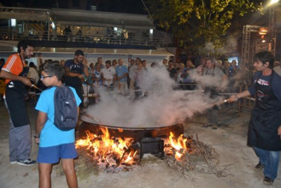 El moll s’omple de gent per tastar la paella dels mariners