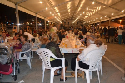 El moll s’omple de gent per tastar la paella dels mariners