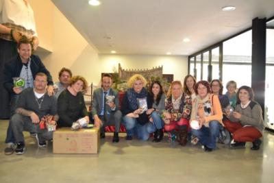 Els organitzadors de la festa solidària a Cala Rajada donen els doblers a Serveis Socials