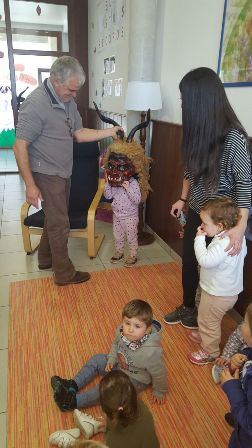 Els dimonis de Capdepera visiten les escoletes