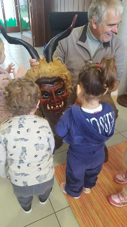 Els dimonis de Capdepera visiten les escoletes
