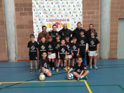 Els nins i nines de Capdepera viuen el futbol sala amb el Palma Futsal