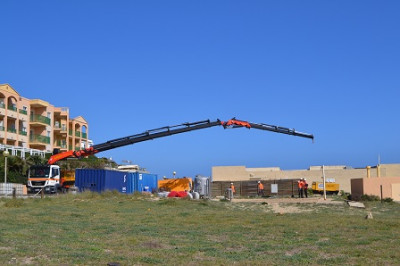 Comença la recuperació de la zona afectada pel vessament del cable elèctric a Cala Mesquida