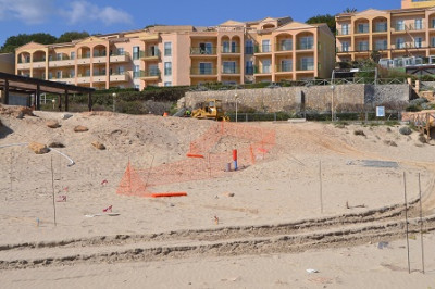 Comença la recuperació de la zona afectada pel vessament del cable elèctric a Cala Mesquida