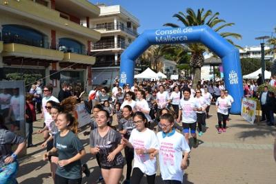 Més de 400 persones participen en la cursa popular per la dona