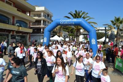 Més de 400 persones participen en la cursa popular per la dona