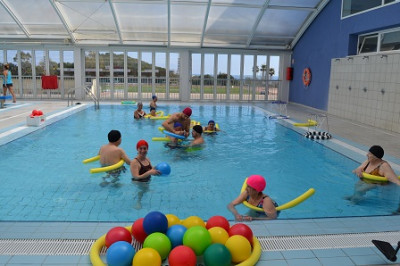 Els usuaris de la residència SARQUAVITAE visiten la piscina municipal
