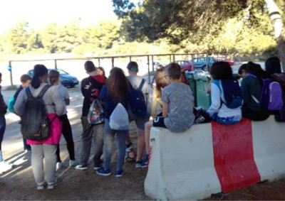 Els alumnes de primer d'ESO de l'IES Capdepera netejen cala Agulla