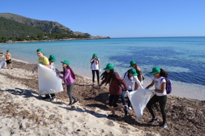 Els alumnes de primer d'ESO de l'IES Capdepera netejen cala Agulla