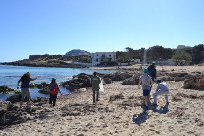 Els alumnes de primer d'ESO de l'IES Capdepera netejen cala Agulla