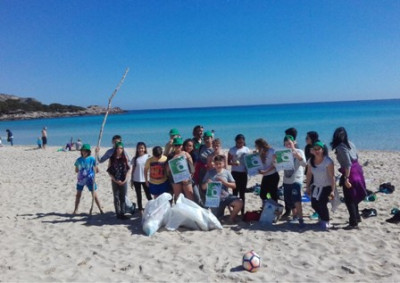 Els alumnes de primer d'ESO de l'IES Capdepera netejen cala Agulla