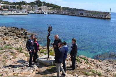 Sarasate inaugura l’exposició ‘Ballant amb les ones’ al passeig Marítim de Cala Rajada