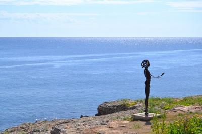 Sarasate inaugura l’exposició ‘Ballant amb les ones’ al passeig Marítim de Cala Rajada
