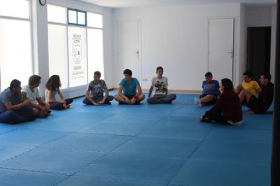 Els usuaris del Centre Jove coneixen el Krav Magá amb una classe d’iniciació