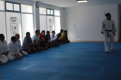 Els usuaris del Centre Jove coneixen el Krav Magá amb una classe d’iniciació