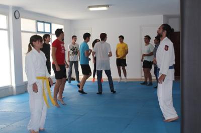 Els usuaris del Centre Jove coneixen el Krav Magá amb una classe d’iniciació