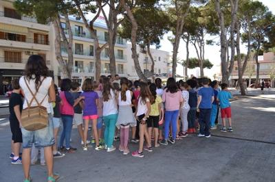 Els alumnes de cinquè del CEIP S’Auba coneixen els orígens de Cala Rajada