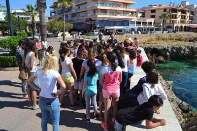 Els alumnes de cinquè del CEIP S’Auba coneixen els orígens de Cala Rajada