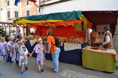 Els escolars s’endinsen dins l’Edat Mitjana amb el Mercat Medieval de Capdepera