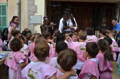 Els escolars s’endinsen dins l’Edat Mitjana amb el Mercat Medieval de Capdepera