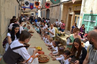Els escolars s’endinsen dins l’Edat Mitjana amb el Mercat Medieval de Capdepera